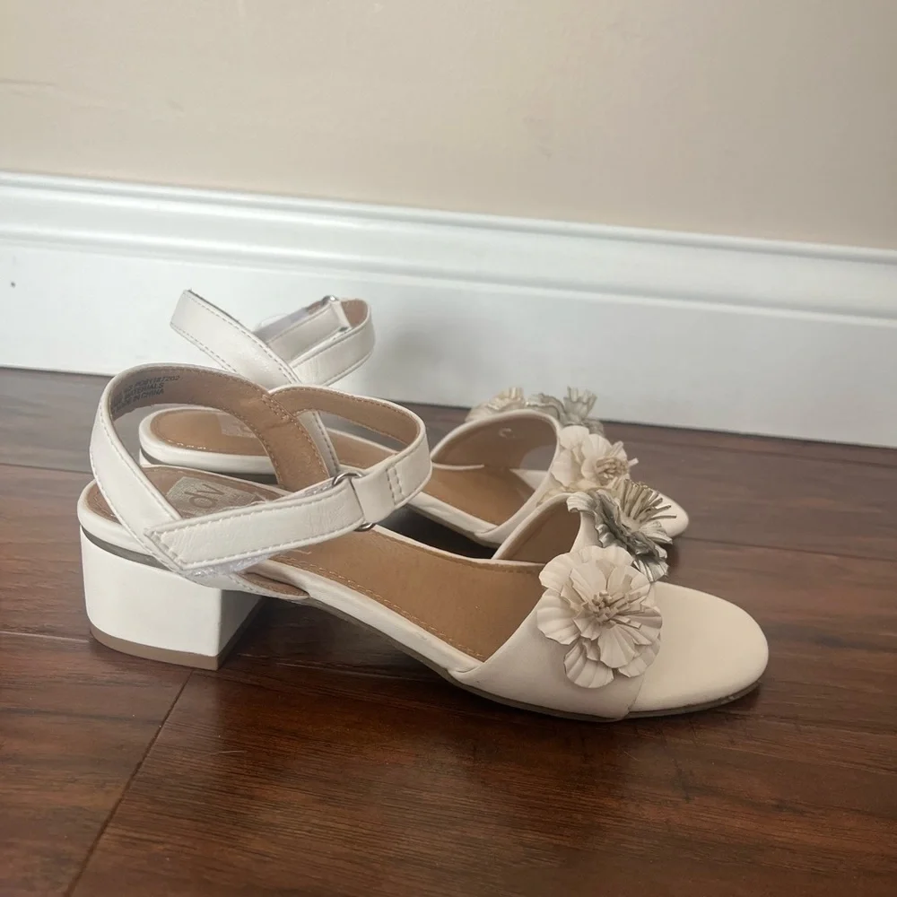 NWOT DV by Dolce Vita Girls White and Silver Flower Ankle Strap Sandals-Size 3